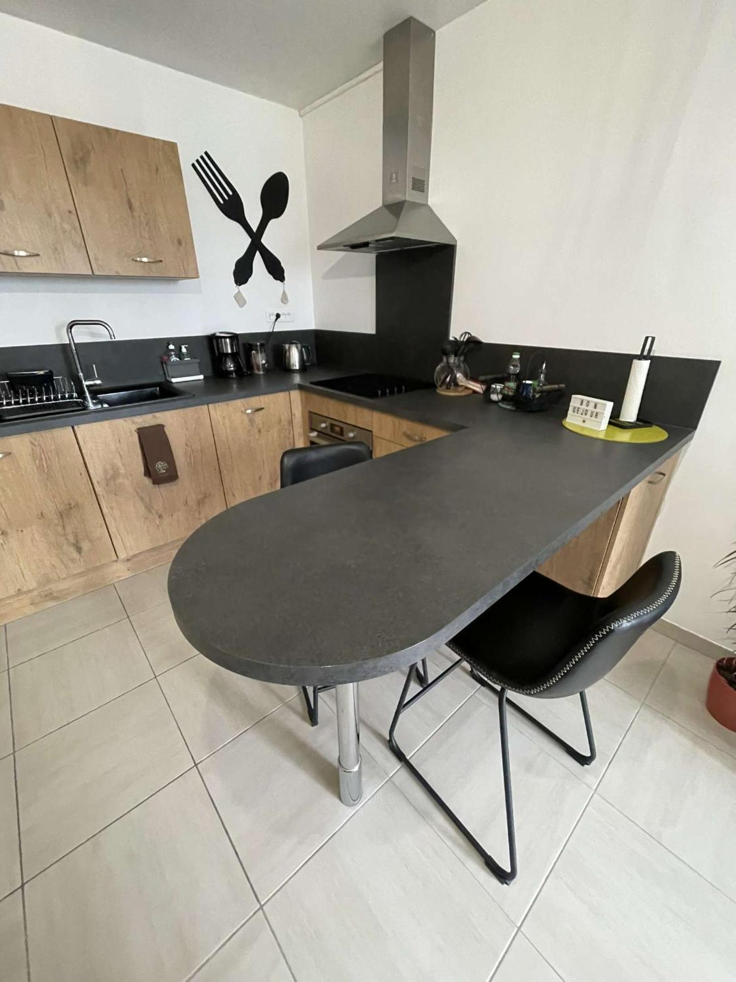 Appart. Sur Avec Garage Et Wifi. Apartment